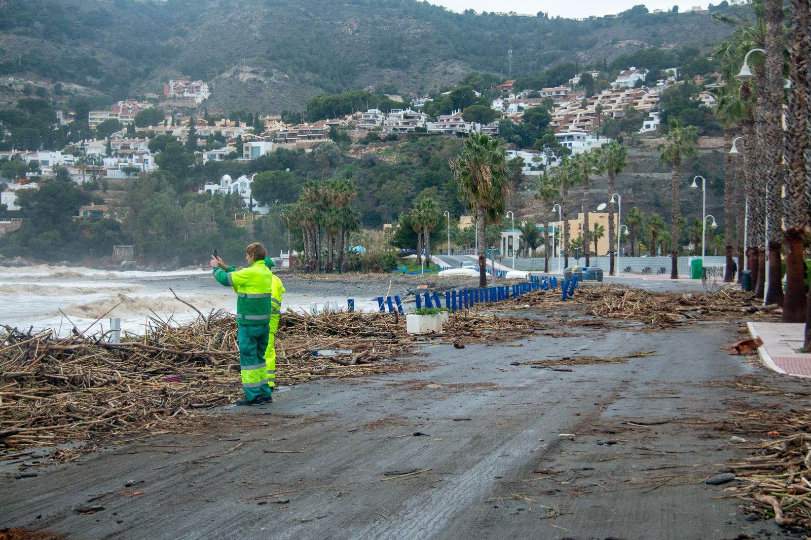 Las cañaveras, arena y piedras se hacen con parte del paseo marítimo de La Herradura