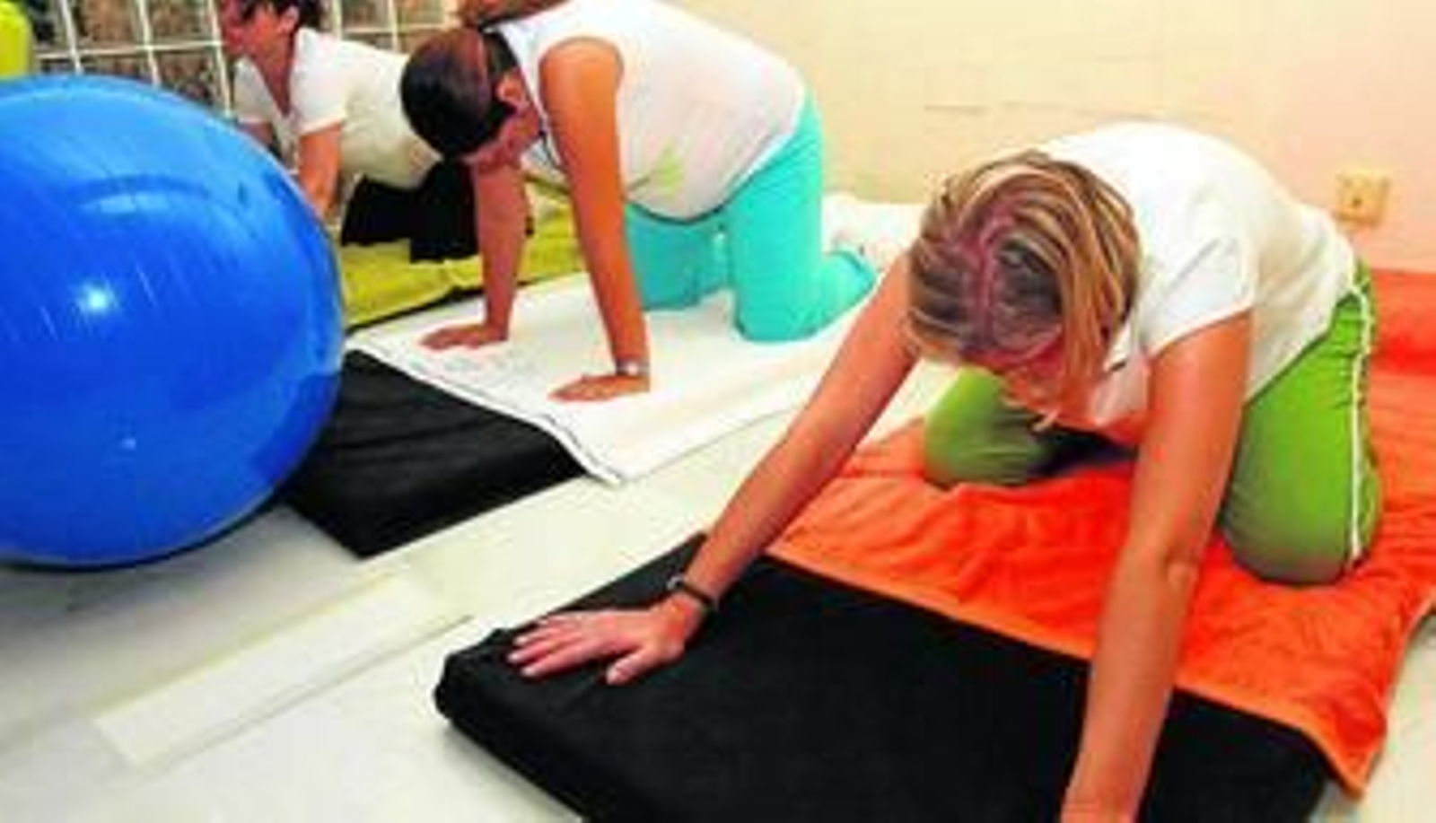Varias mujeres en una clase de preparación al parto en una imagen de archivo.