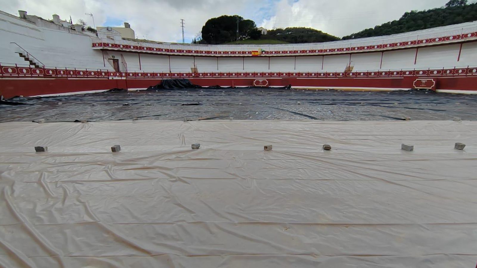 La empresa ha colocado lonas en el ruedo de la plaza de toros de Constantina