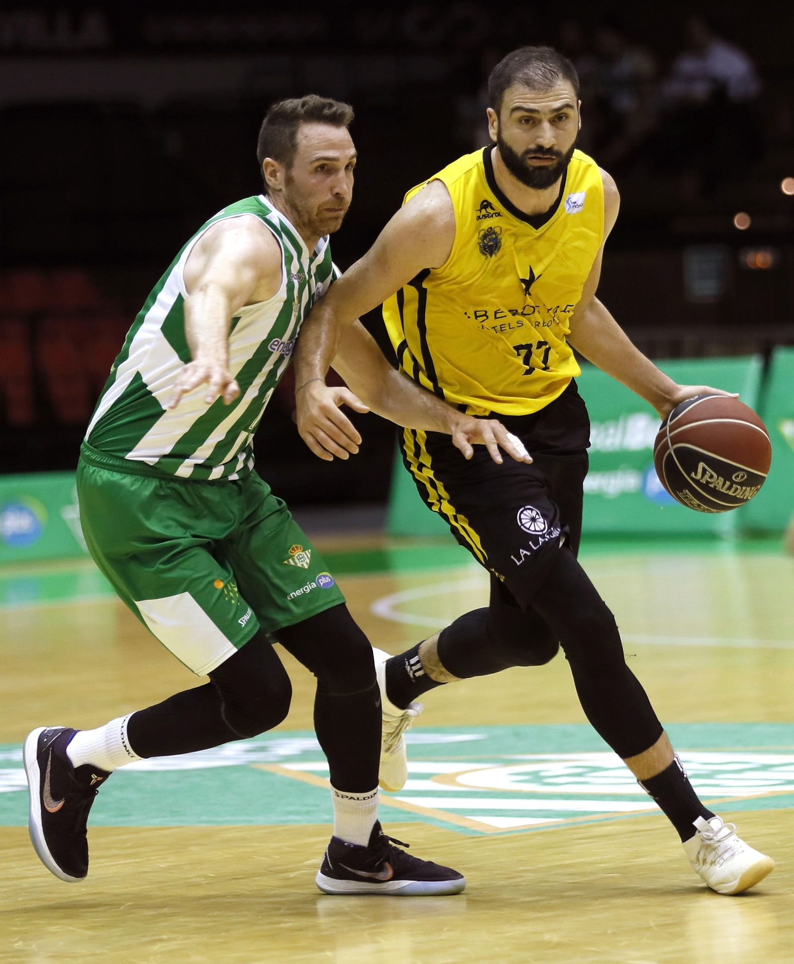 Txemi Urtasun defiende a Vasileiadis en la última jornada de la pasada liga.