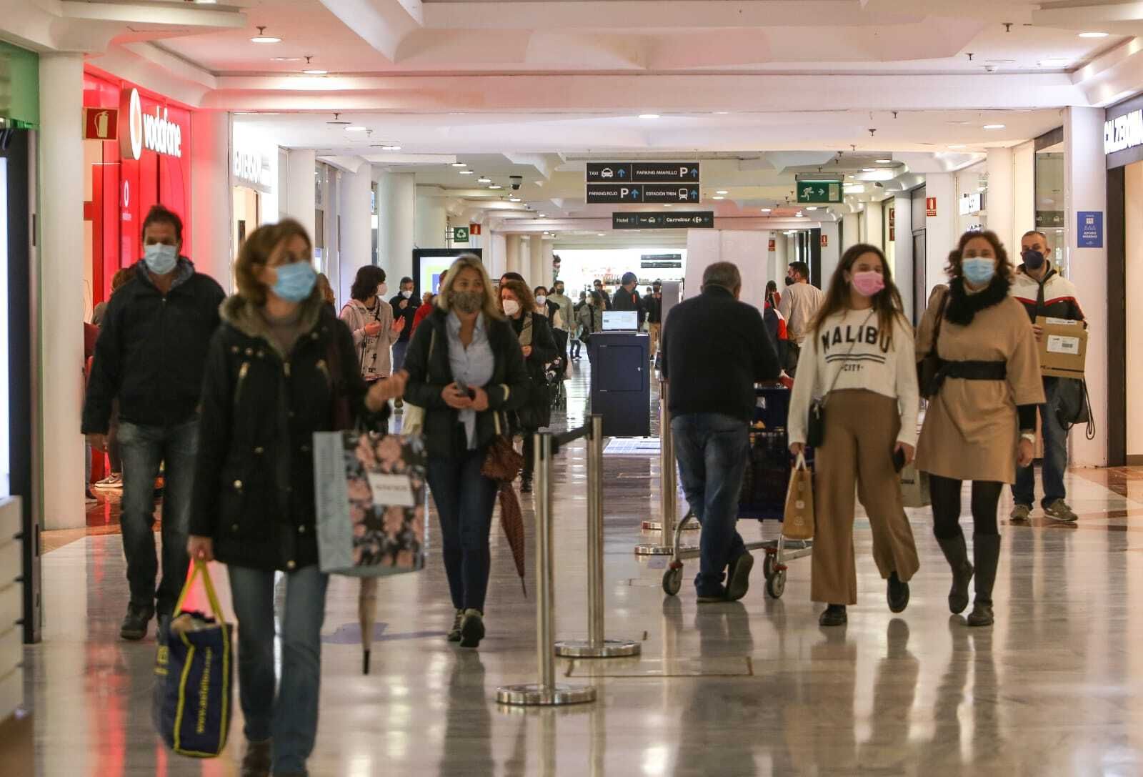 Clientes en las galerías de Bahía Sur.