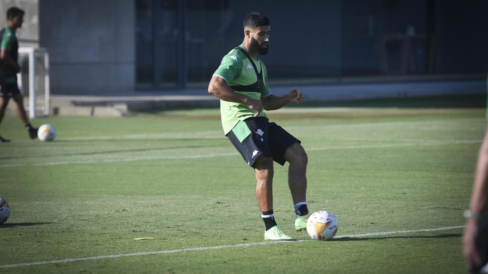 Fekir golpea el balón en el entrenamiento.