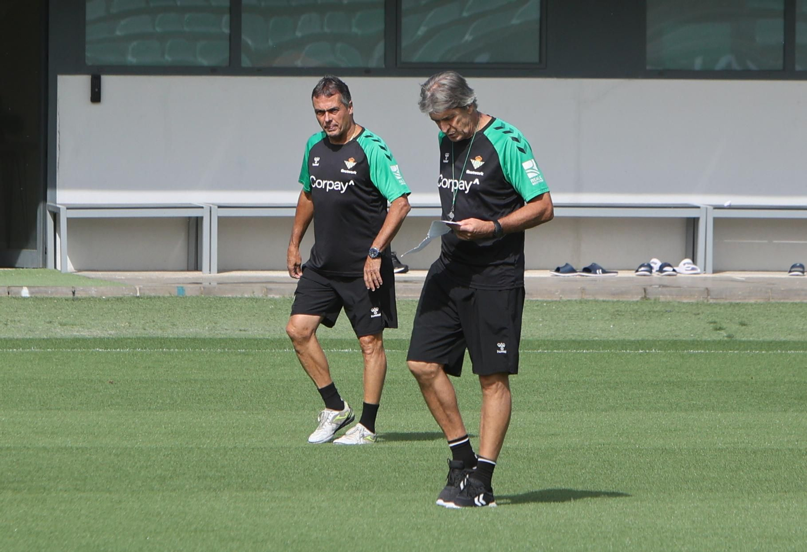 Alexis observa a Pellegrini durante un entrenamiento.
