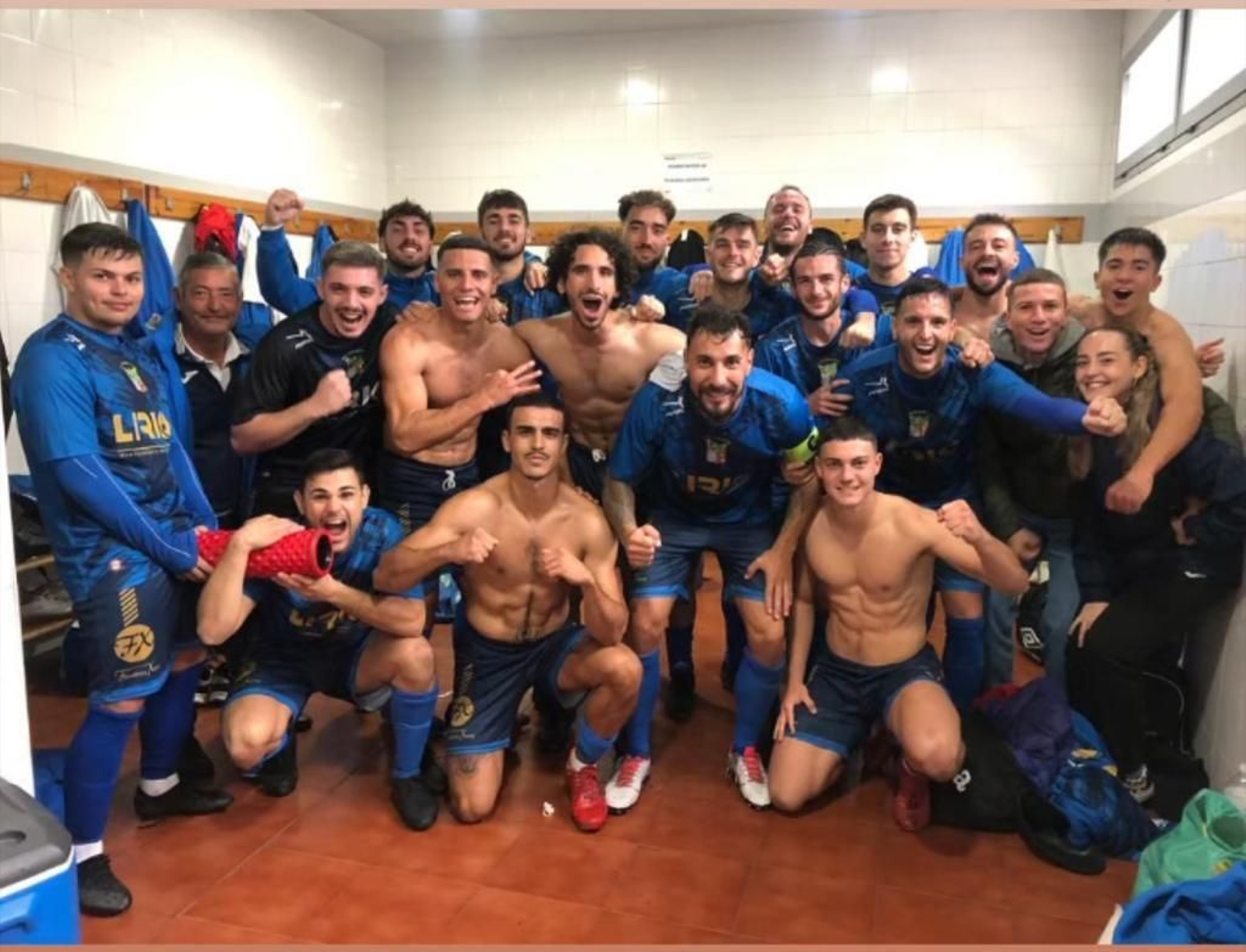 Los jugadores del Guadalcacín, felices en el vestuario con su triunfo por 1-3.