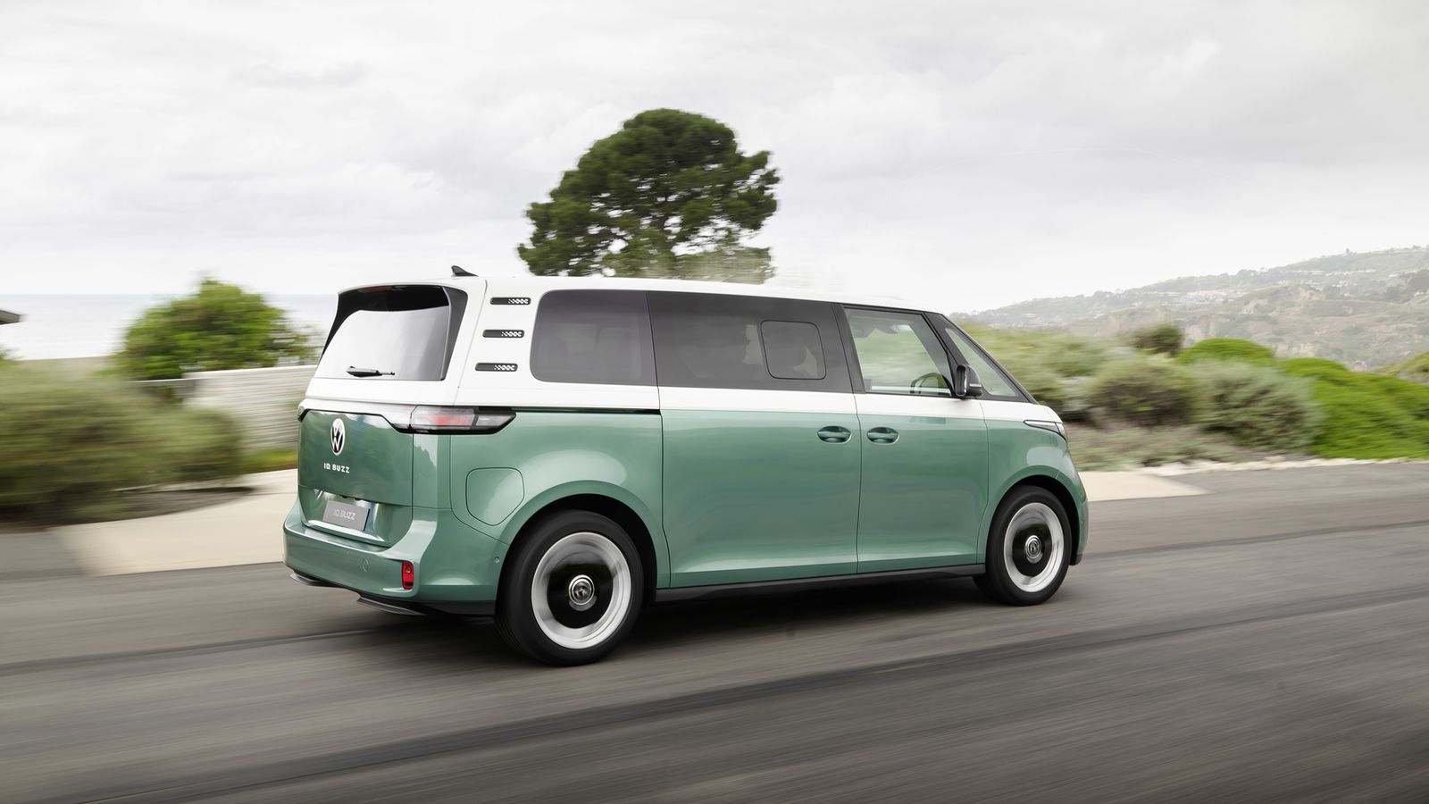 El ID.Buzz recibe el mismo motor del ID.7, con 286 CV (210 kW) y se hace también más rápido. Su batería es inédita.