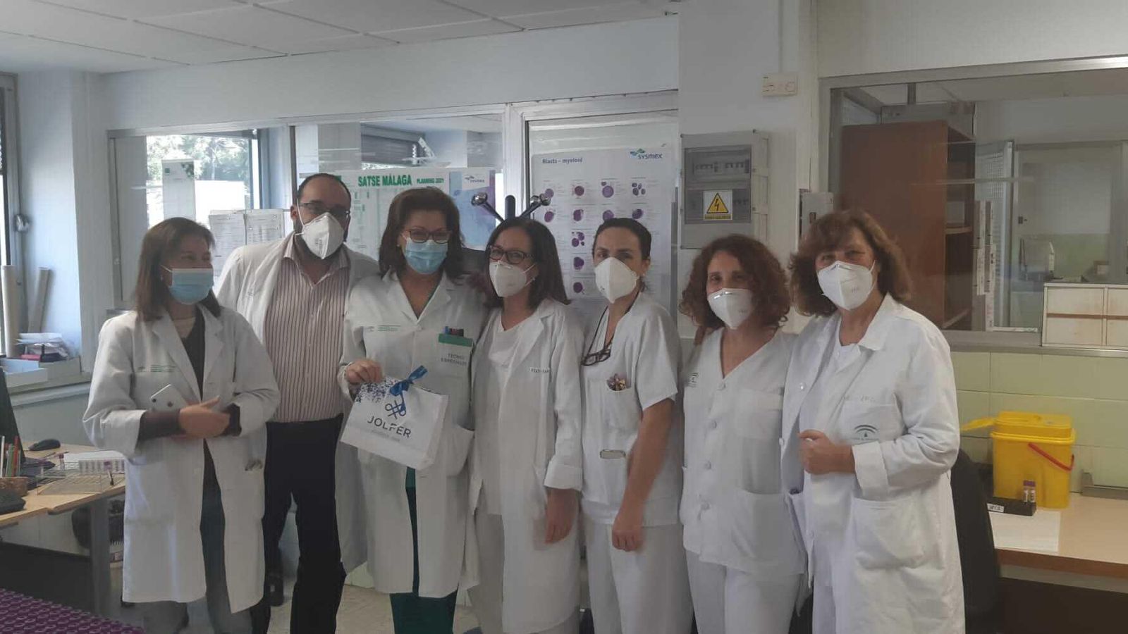 La doctora María José Rodríguez (primera por la izquierda) junto a compañeros del Materno.