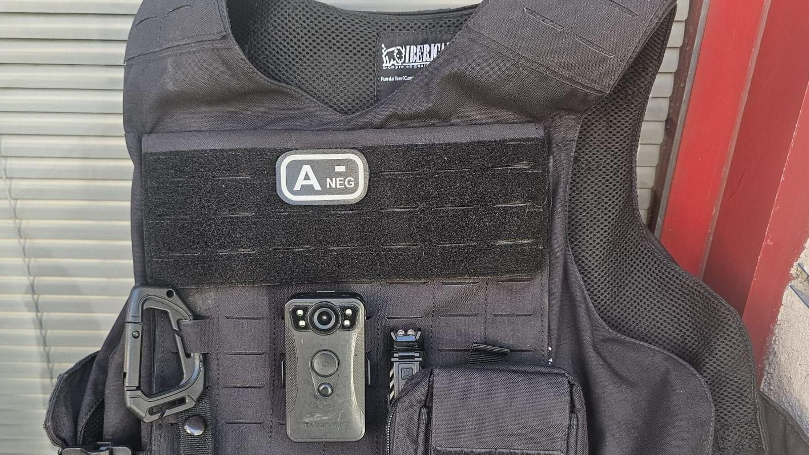 Una de las bodycam en el chaleco de un policía de Marbella