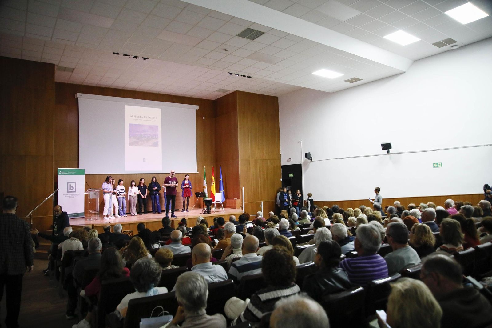 Las imágenes de la presentación del libro "Almería es poesía" en la biblioteca Villaespesa de la ciudad de Almería