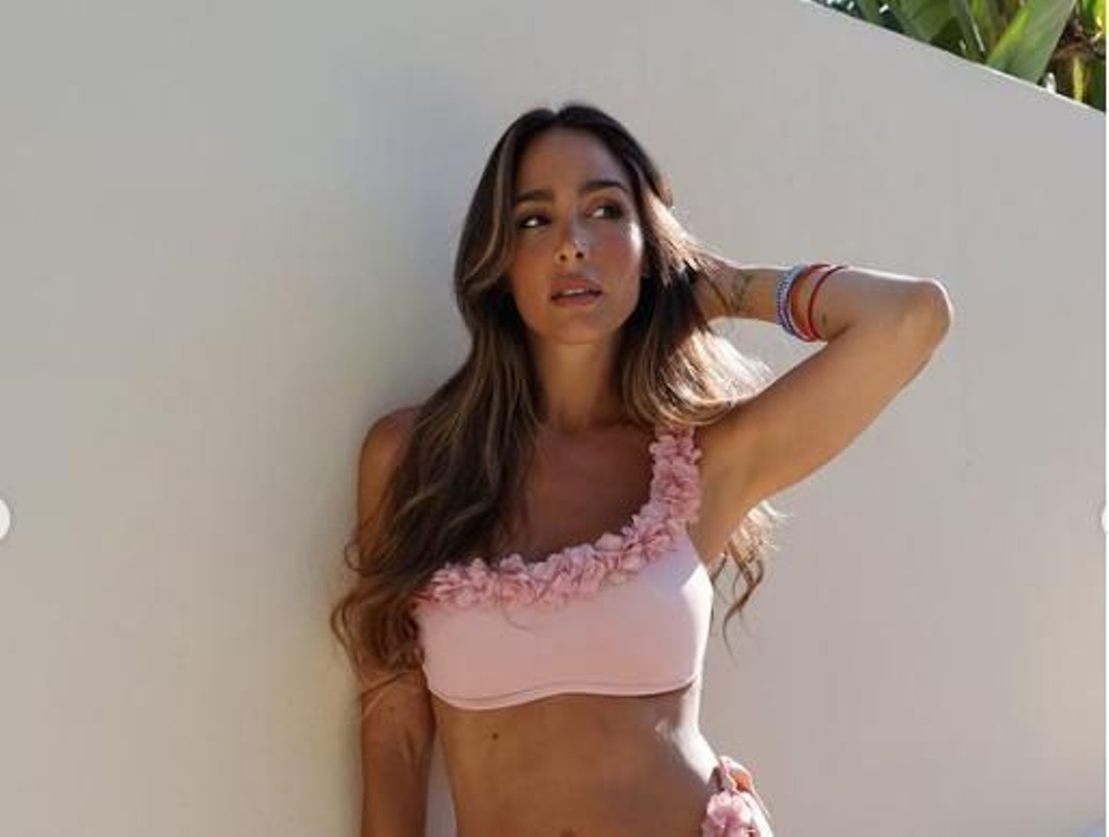 Rocío Osorno, la reina del Babrbiecore con un biquini rosa de aire retro.