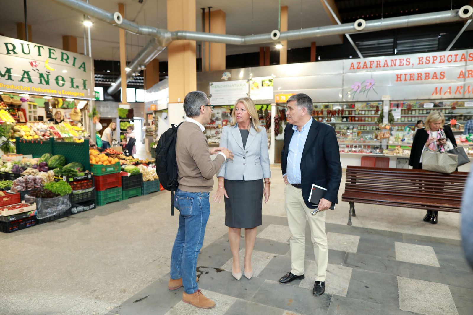 La alcaldesa, Ángeles Muñoz, junto a dos ediles en el Mercado Central de Marbella.
