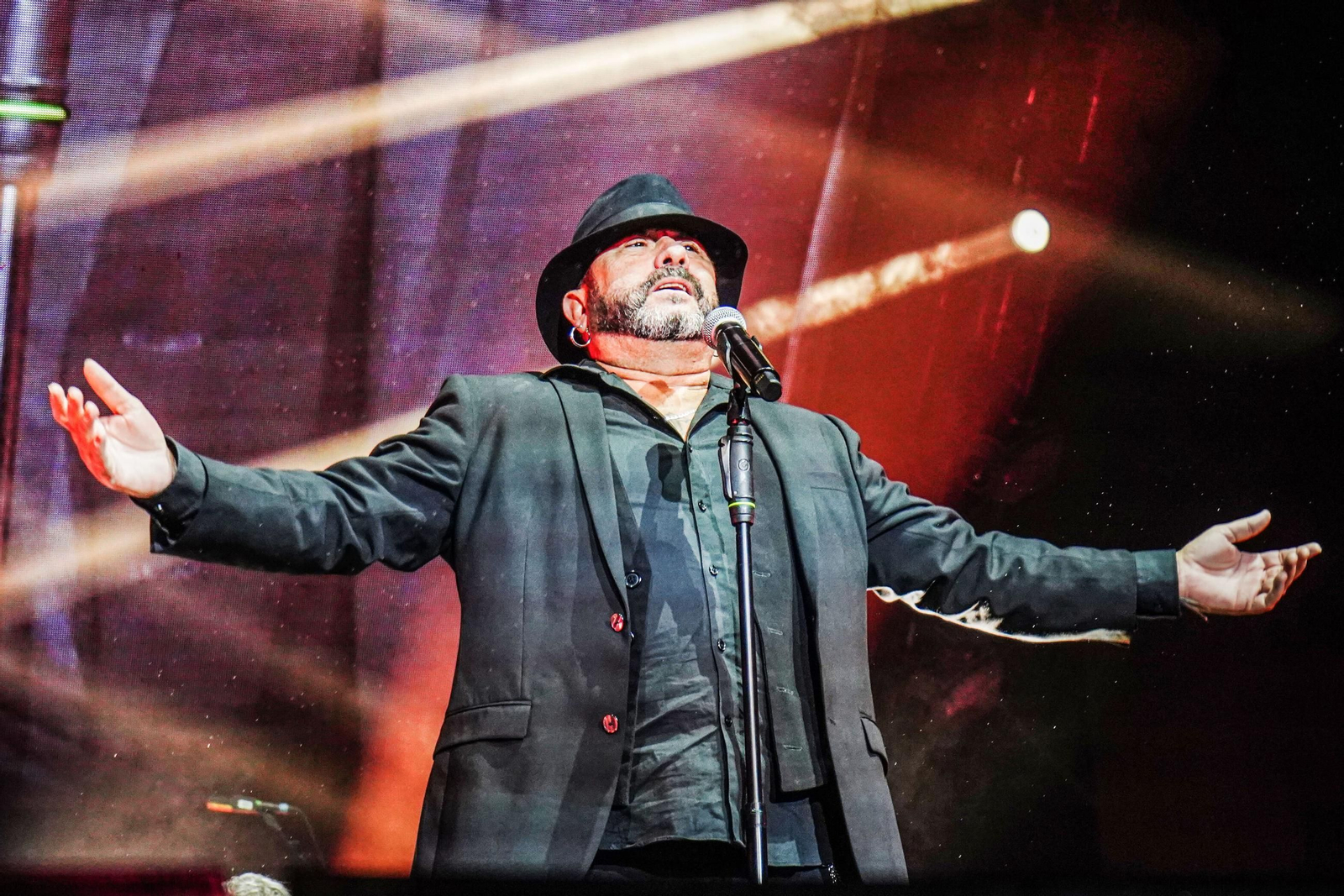 Las mejores imágenes del concierto de El Barrio en Granada