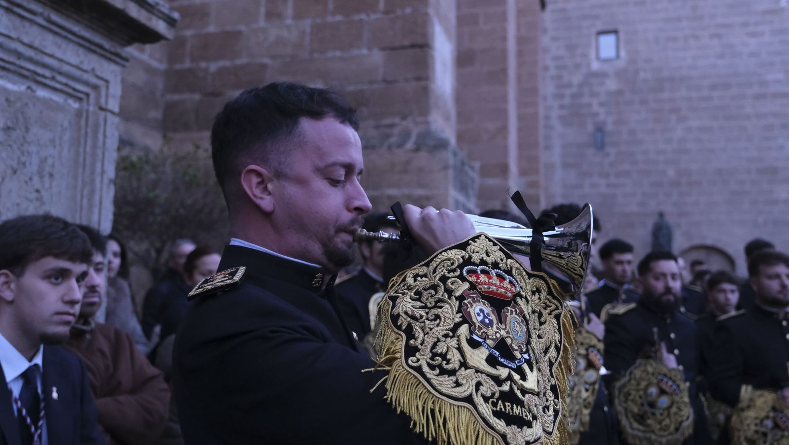 La Banda de Cornetas y Tambores Nuestra Señora del Carmen arropa al Cristo de Medinaceli, en imágenes