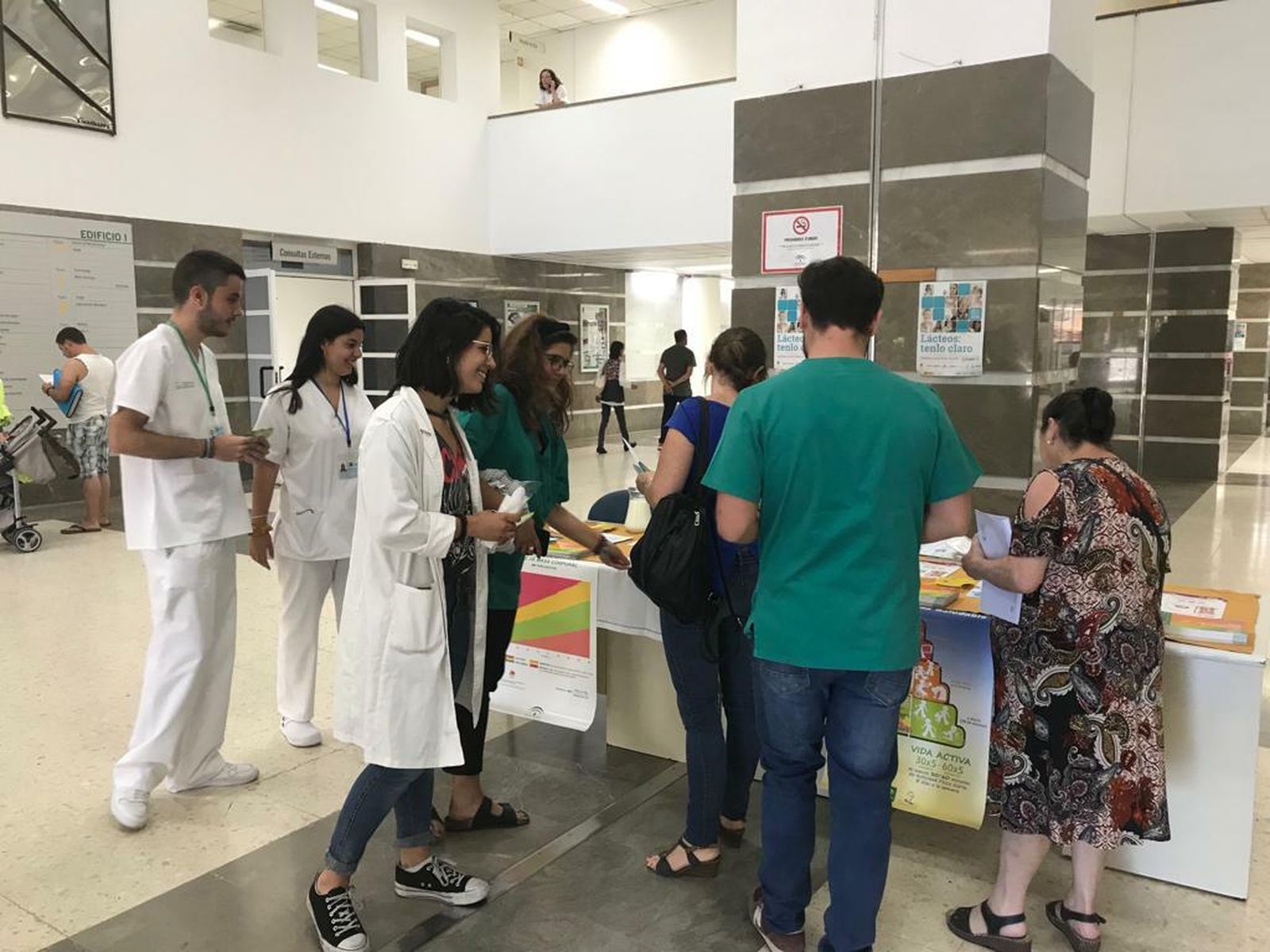 Mesa informativa sobre nutrición en el Hospital de Puerto Real