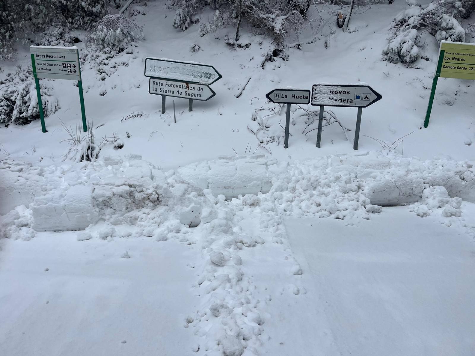 Postales de invierno: la nieve cubre Segura de la Sierra, el pueblo con el castillo más alto de Jaén, en imágenes