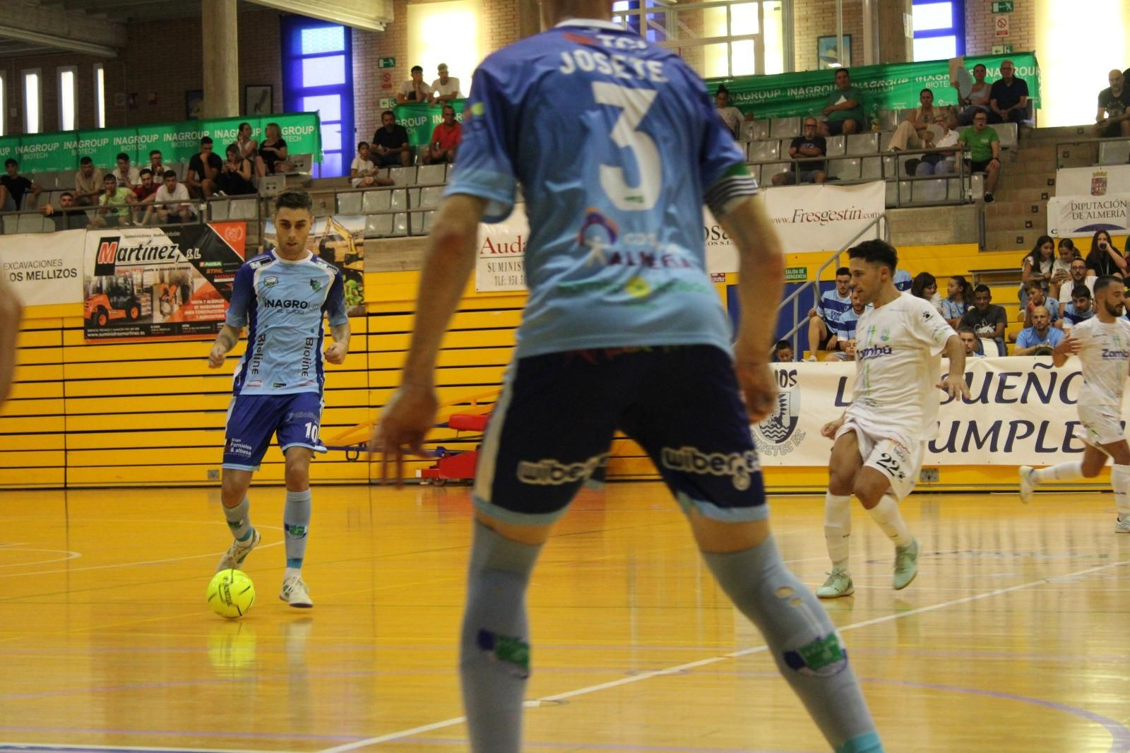 David Señoret da un pase a Josete durante el encuentro de los celestes frente a Zambú Pinatar de la primera jornada.