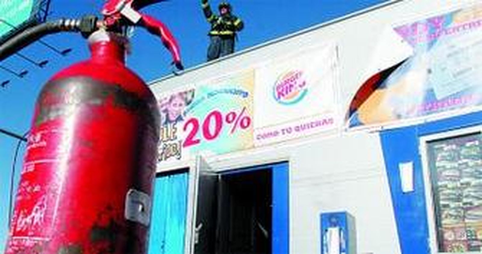 Un bombero dirige las labores de extinción desde el tejado.