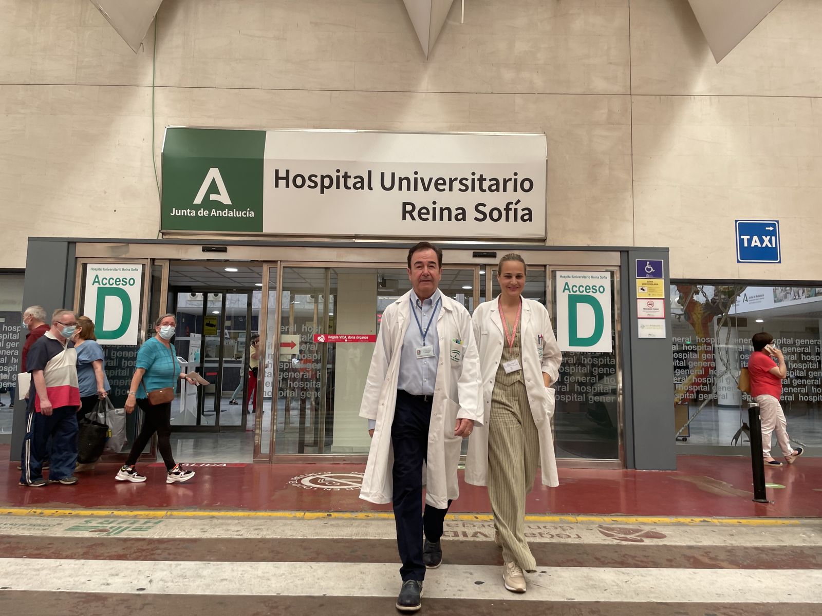 Los doctores Antonio Arenas y Berta Ruiz en el Hospital Reina Sofía de Córdoba.