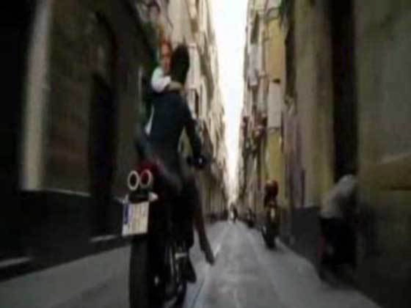 Tom Cruise y Cameron Diaz, en su moto por la calle Cánovas del Castillo.