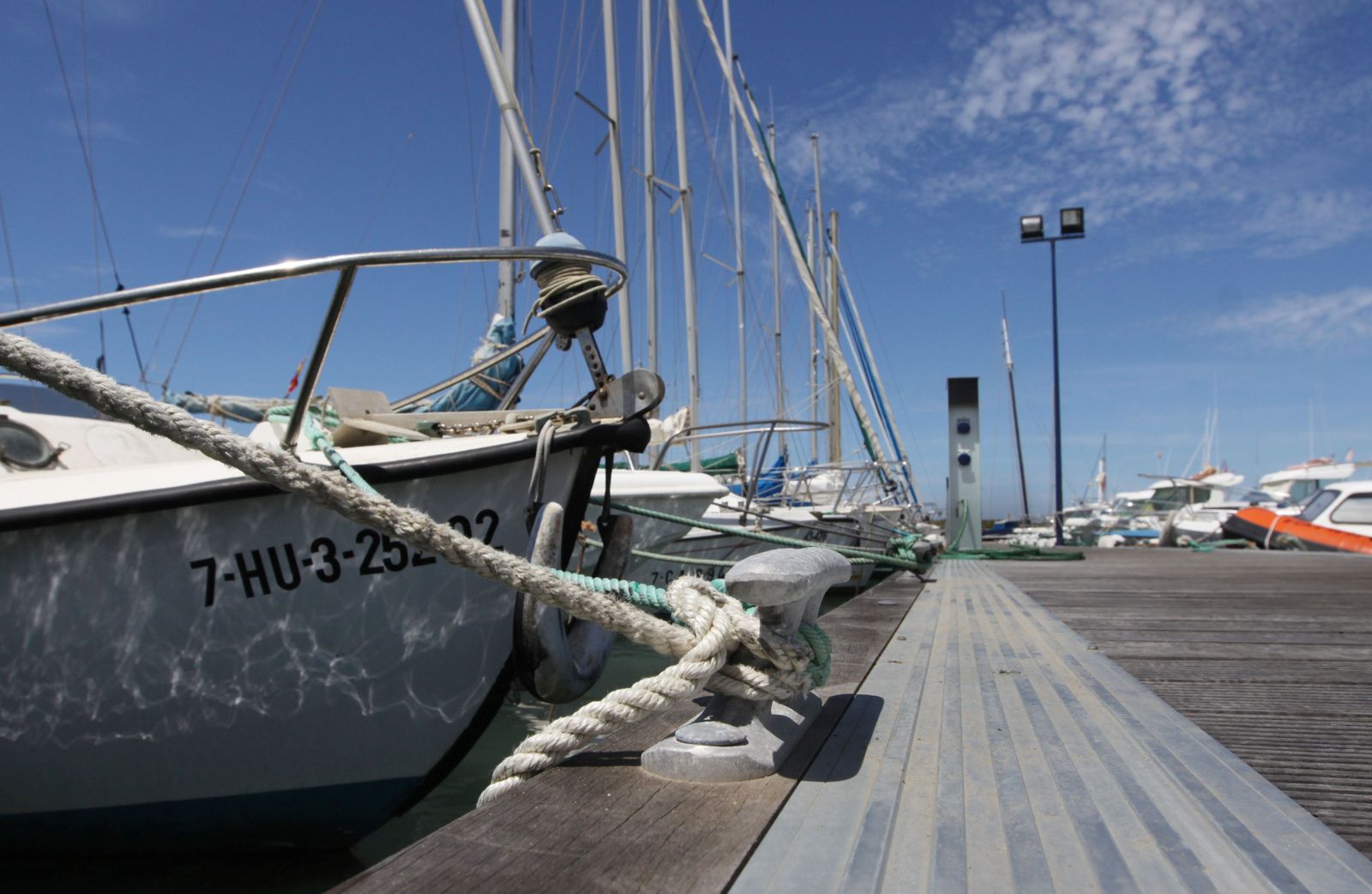 Embarcaciones amarradas en el puerto deportivo del poblado.