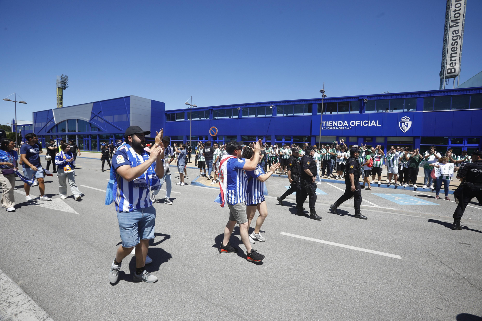 El Córdoba CF recibe el calor de su afición a su llegada a El Toralín antes del partido ante la Ponferradina El Córdoba CF recibe el calor de su afición a su llegada a El Toralín antes del partido ante la Ponferradina