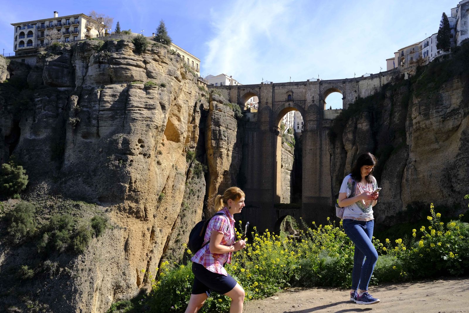 El amarillo forma ahora parte del paisaje del Tajo de Ronda