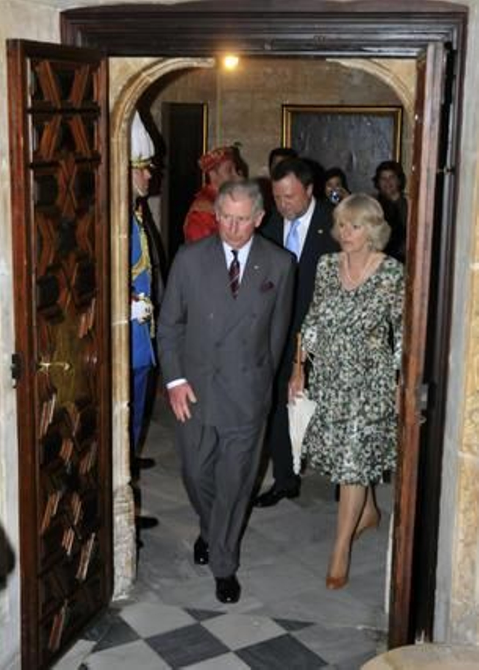 Carlos y Camilla llegan al Ayuntamiento, seguidos del alcalde de Sevilla, Alfredo Sánchez Monteseirín.

Foto: Julio Muñoz (EFE)