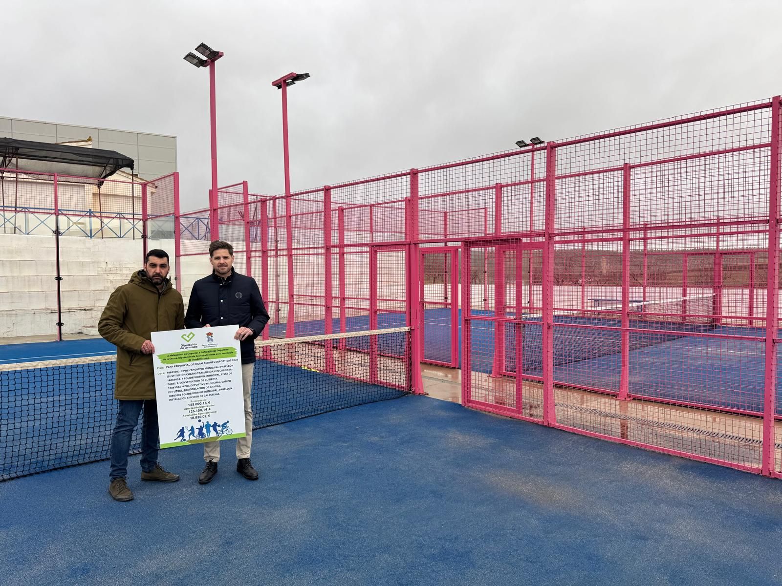 El alcalde de Guadahortuna, Maximiliano García, junto al diputado de Deportes, Eric Escobedo.