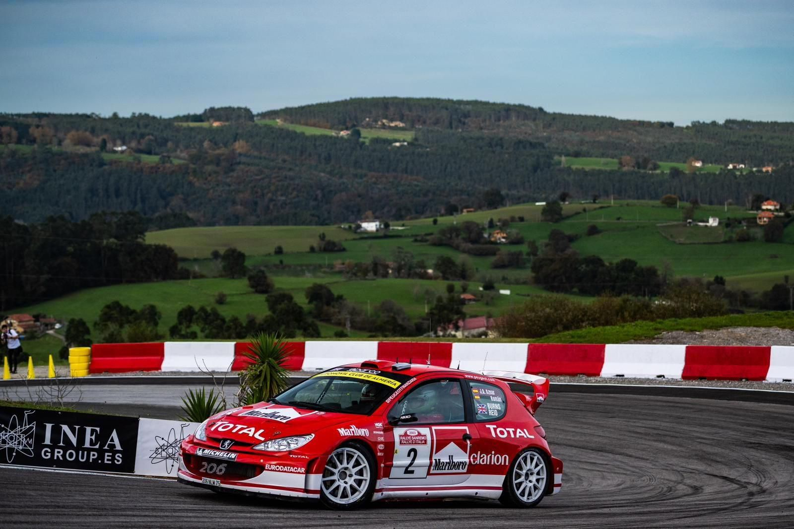El piloto almeriense a su paso con su vehículo por uno de los tramos del Circuito La Roca en la Carrera de Campeones.