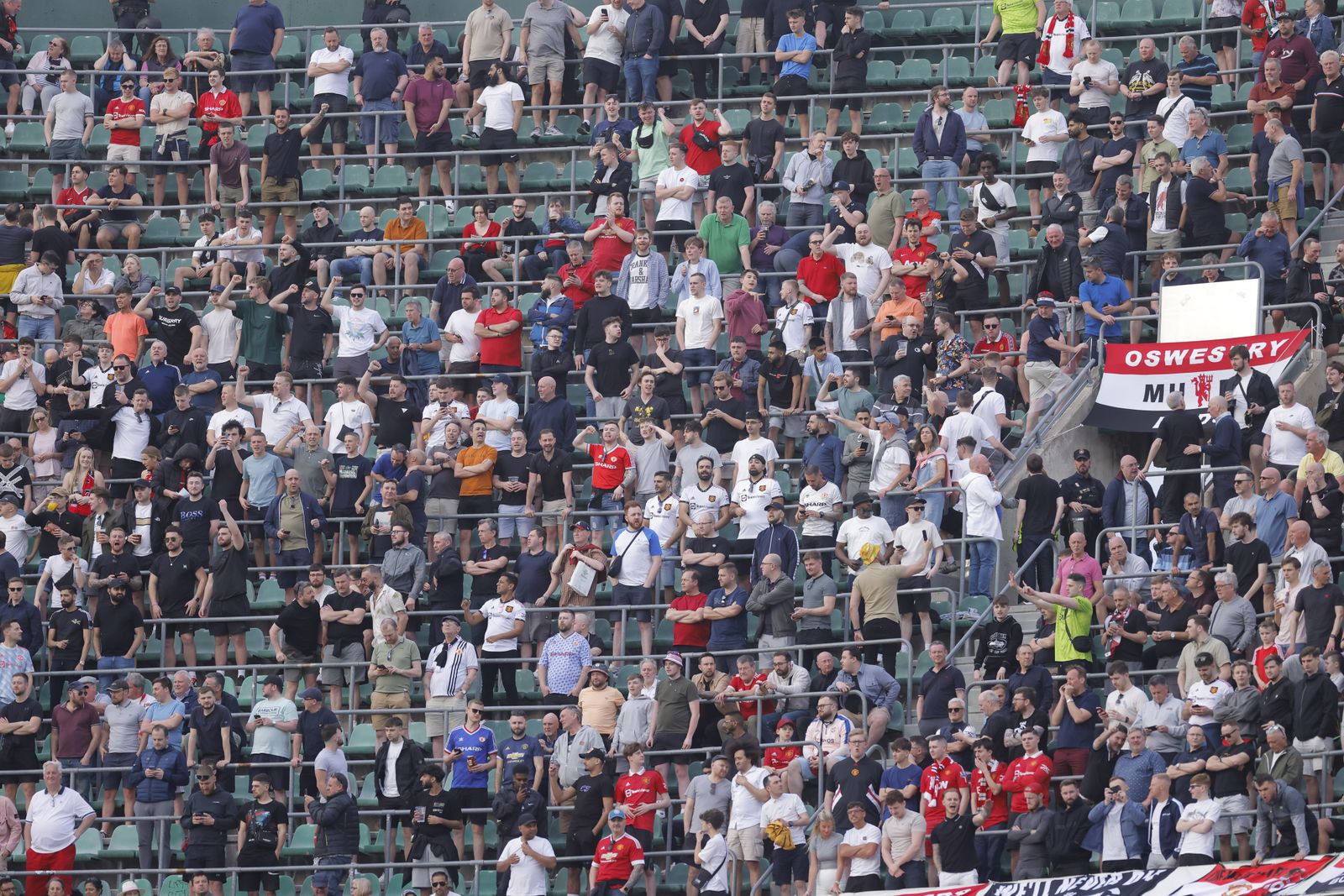 Búscate en las fotos del Betis-Manchester