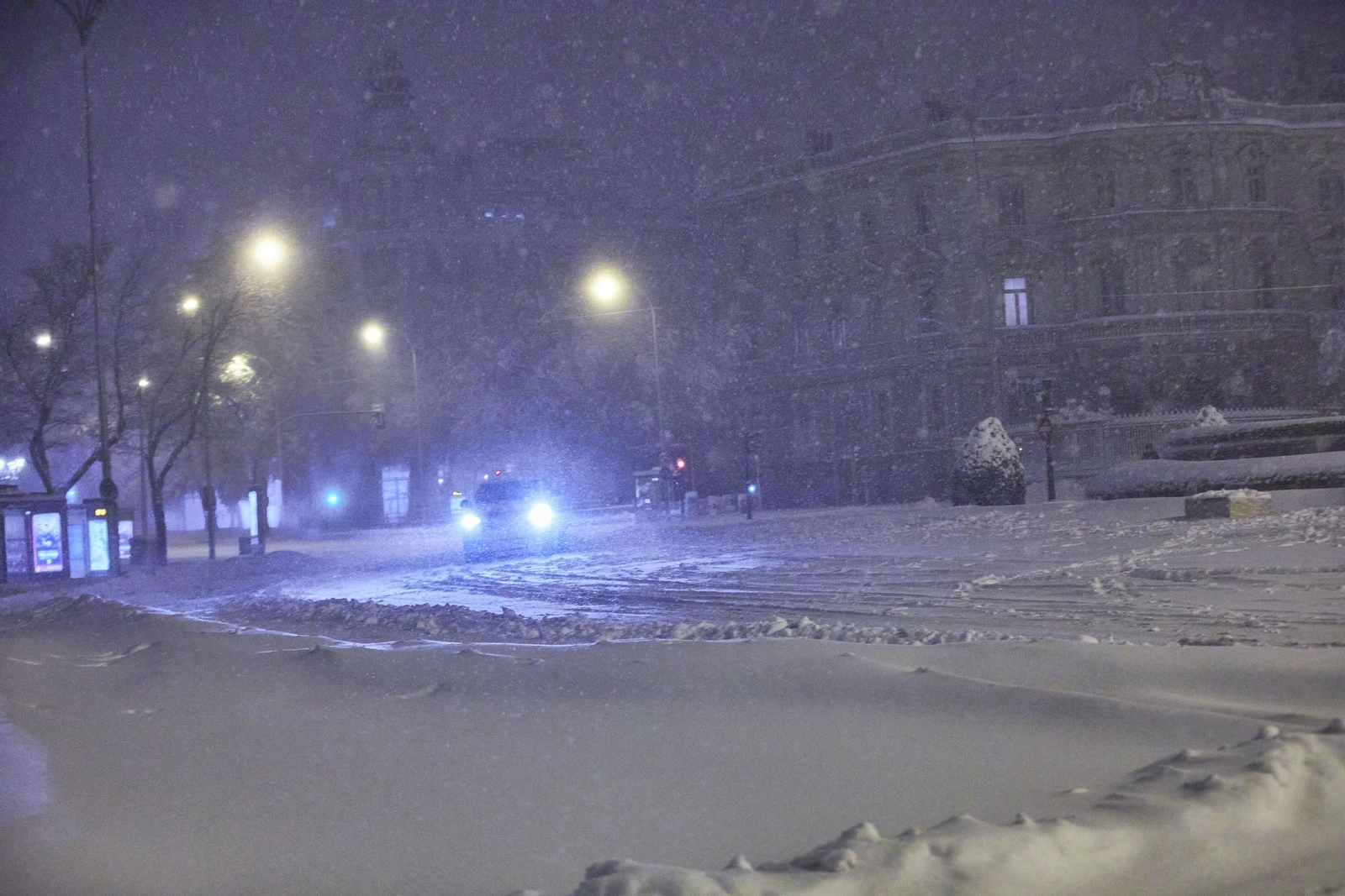 El segundo día del temporal 'Filomena' en imágenes: más nieve y caos