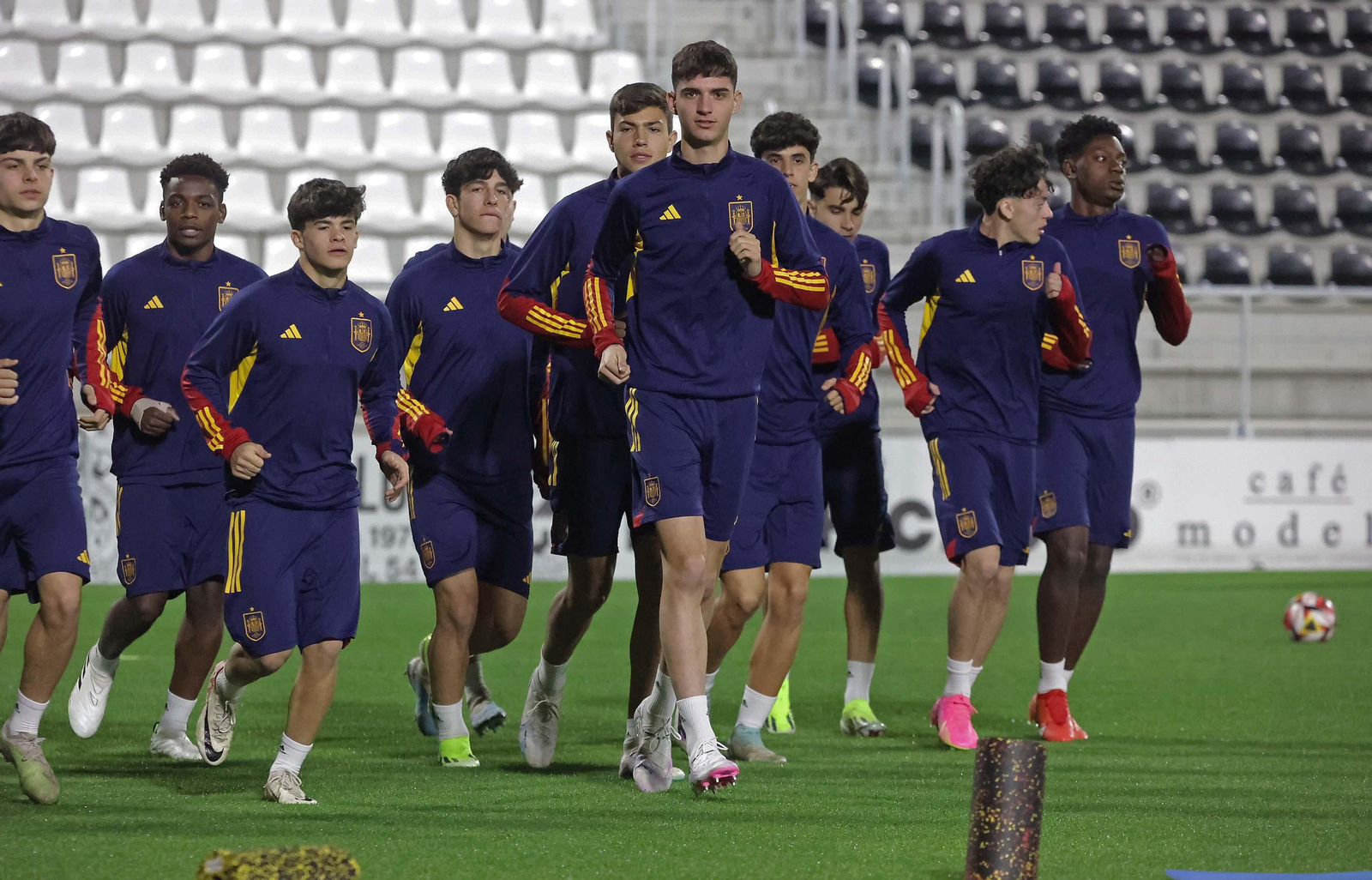 Fotos del entrenamiento de la selección española sub-17 de fútbol en el Ciudad de La Línea