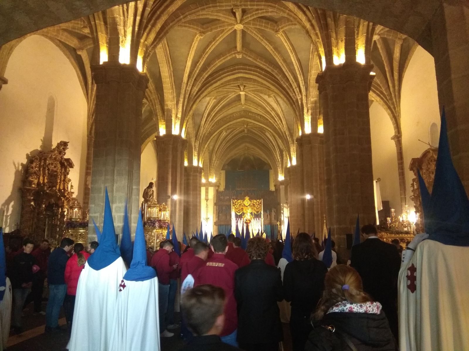 Penitentes y costaleros de la Vera Cruz.