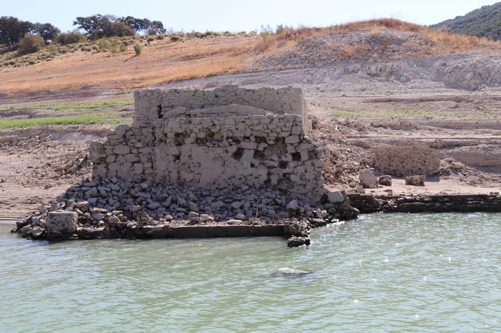 Un recorrido en fotografías por las ruinas que afloran en el pantano de Iznájar