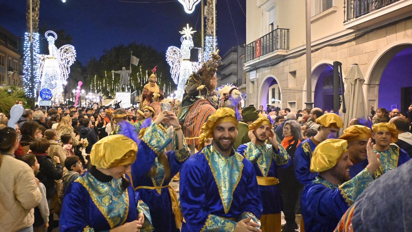 Una marea de onubenses arropa a los Reyes Magos durante su recorrido por la ciudad.