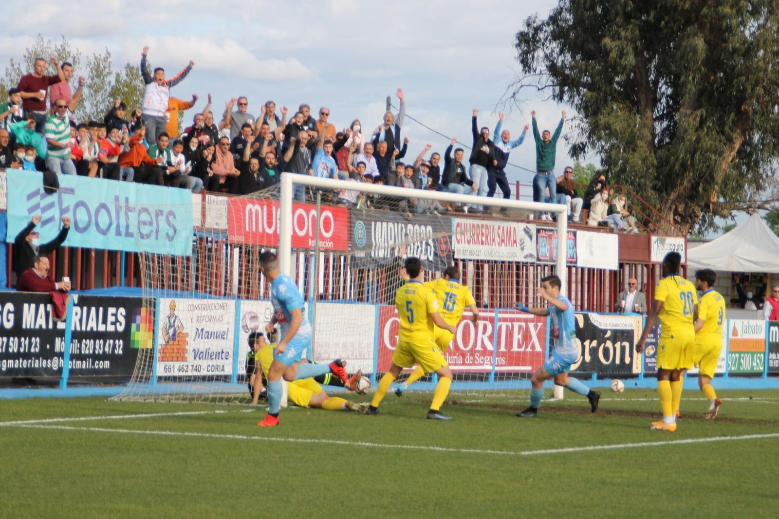 Pino gira la cabeza para observar que su remate acaba en gol; era el 1-0.