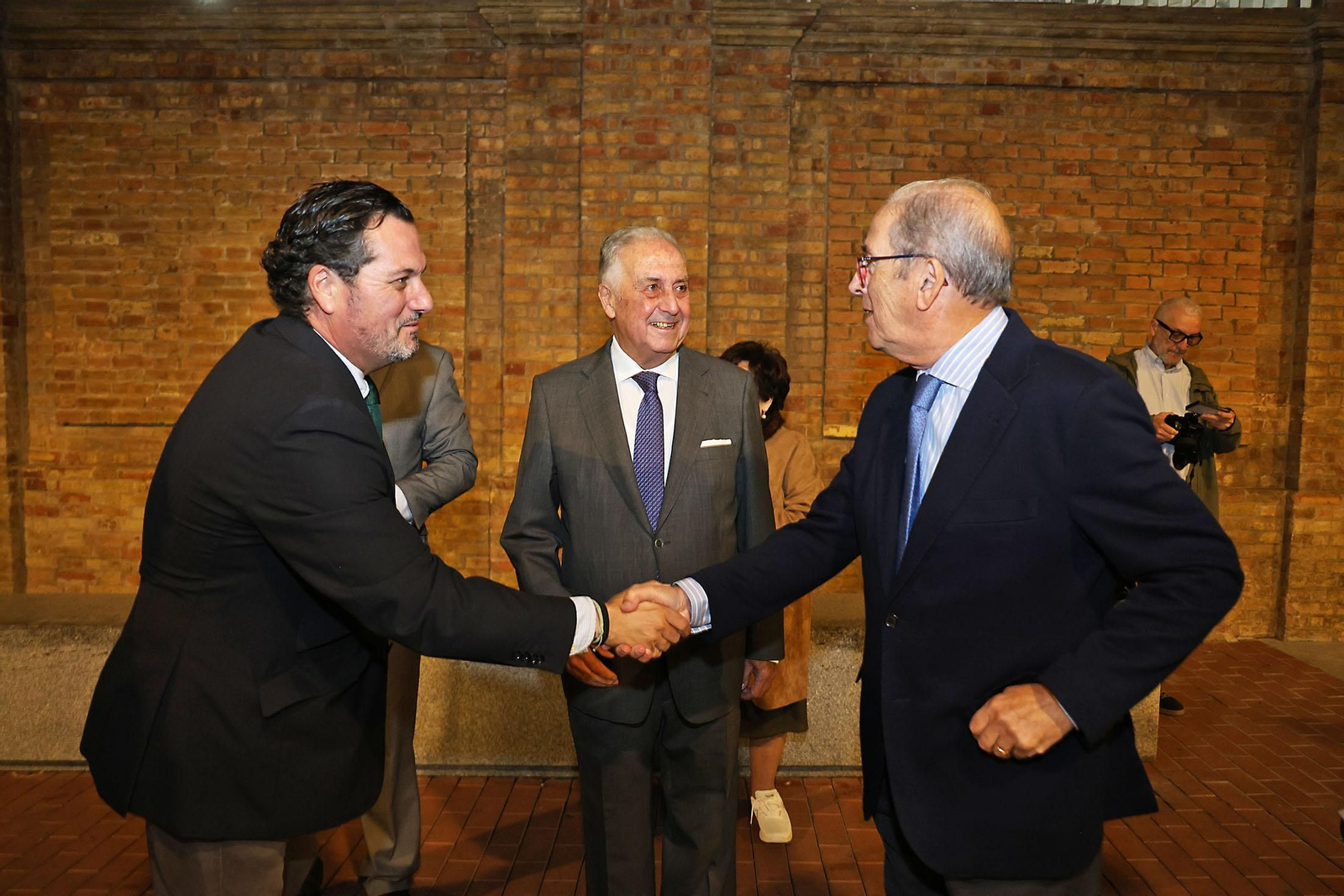 Imágenes de los invitados a la gala de los  37 premios Onubenses del Año