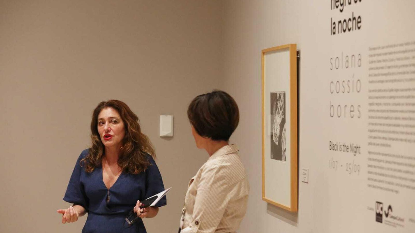 Lourdes Moreno y Nuria García comentan la muestra ante los periodistas.