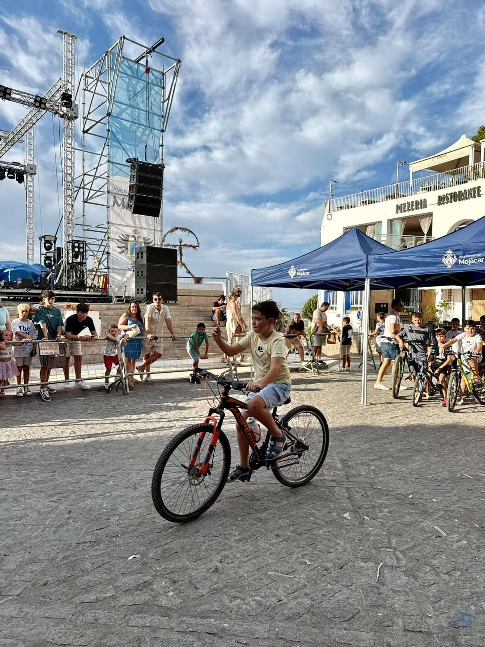 Las mejores imágenes de la Feria del Mediodía y la carrera de cintas infantiles de Mojácar