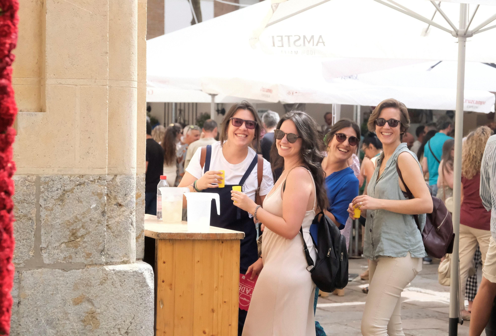 Ganas de fiesta a las puertas del fin de semana en las Cruces de Mayo de Córdoba, en imágenes