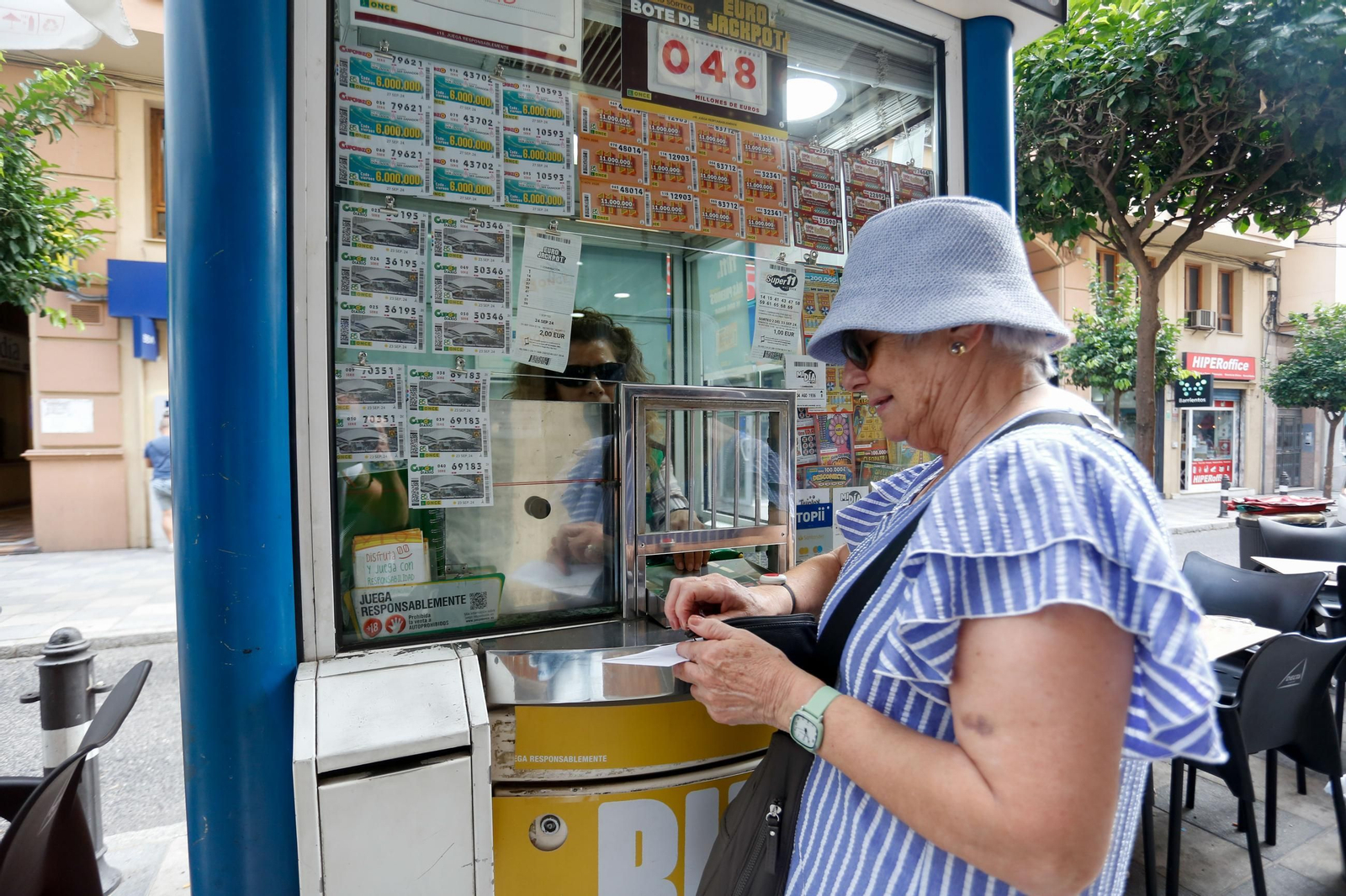 Fotos de la venta del cupón de la ONCE dedicado al Mercado Ingeniero Torroja