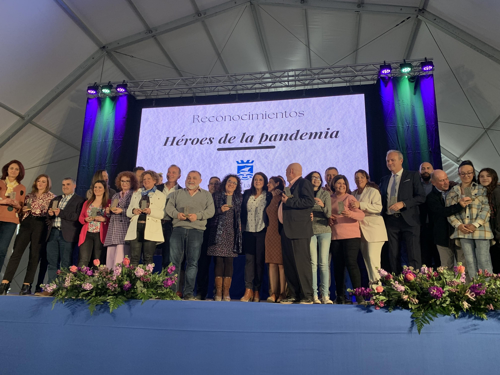 Así ha sido el homenaje de Almuñécar a los colectivos, profesionales y voluntarios en primera línea de la pandemia