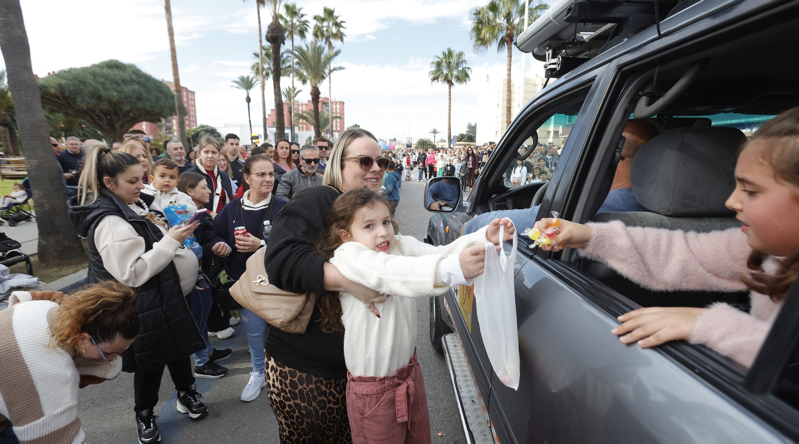 Fotos de la cabalgata de Reyes Magos 2025 en La Línea