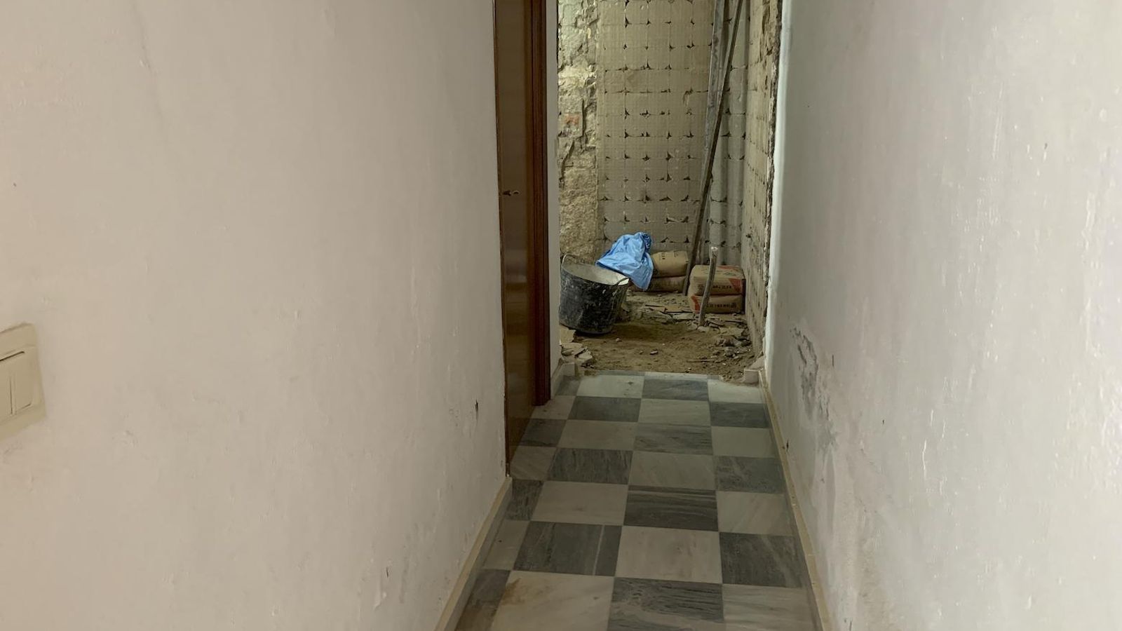 Pasillo de acceso a la consulta del forense (puerta de la izquierda)