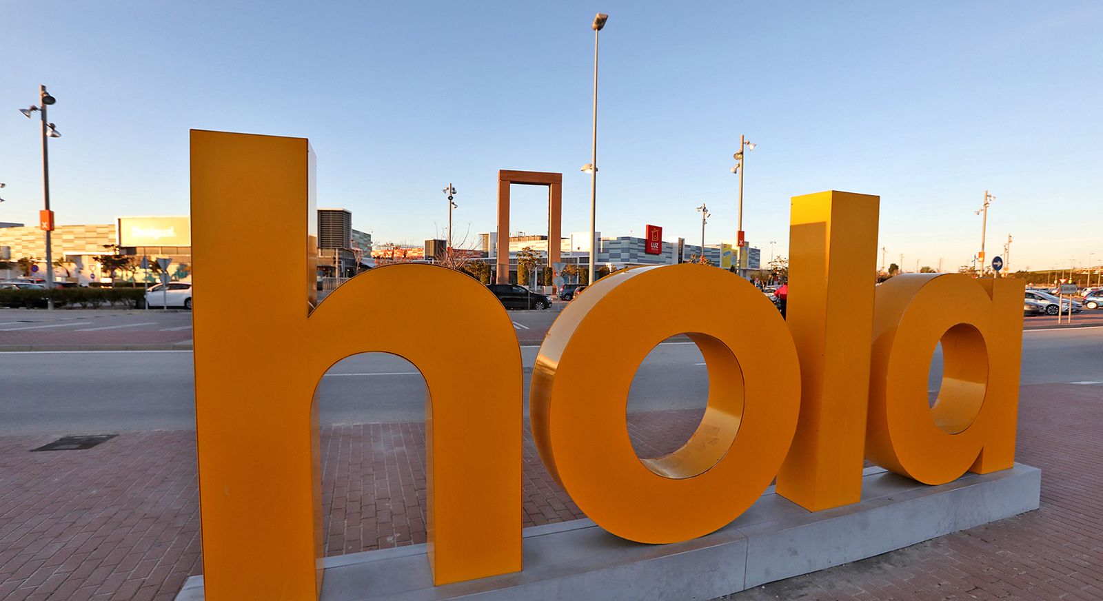 Entrada al complejo de tiendas que acompaña a Ikea en Jerez.