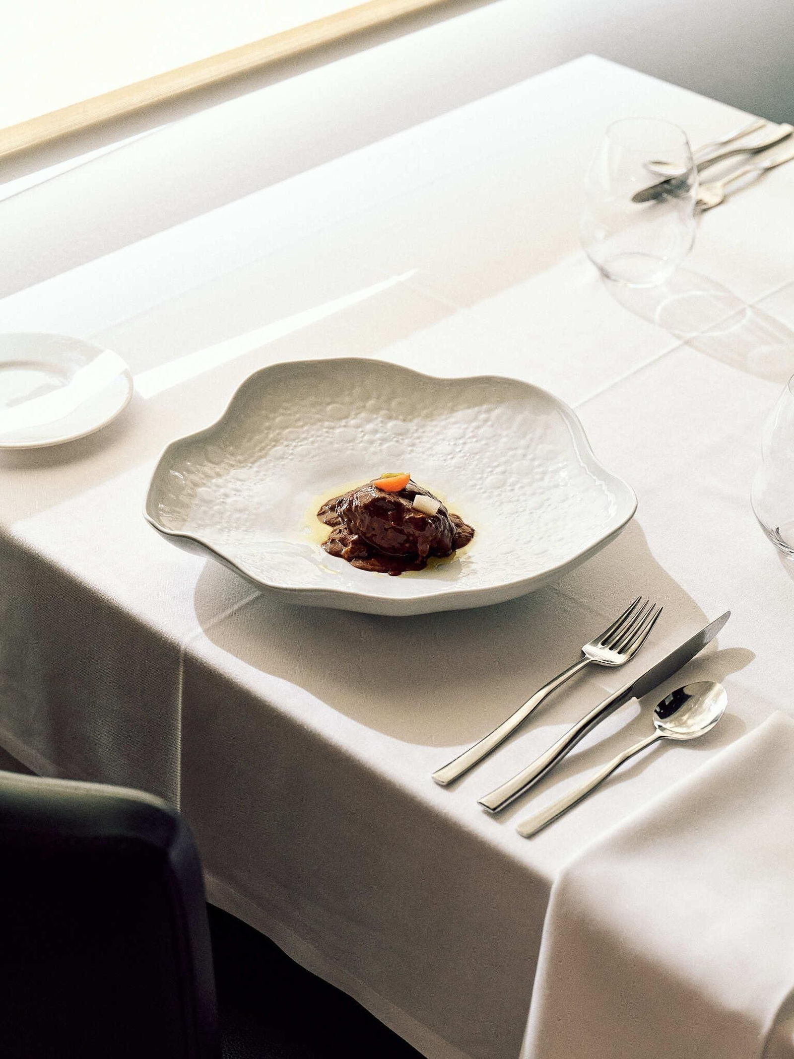 Carrillera estofada con sala de mole picante.