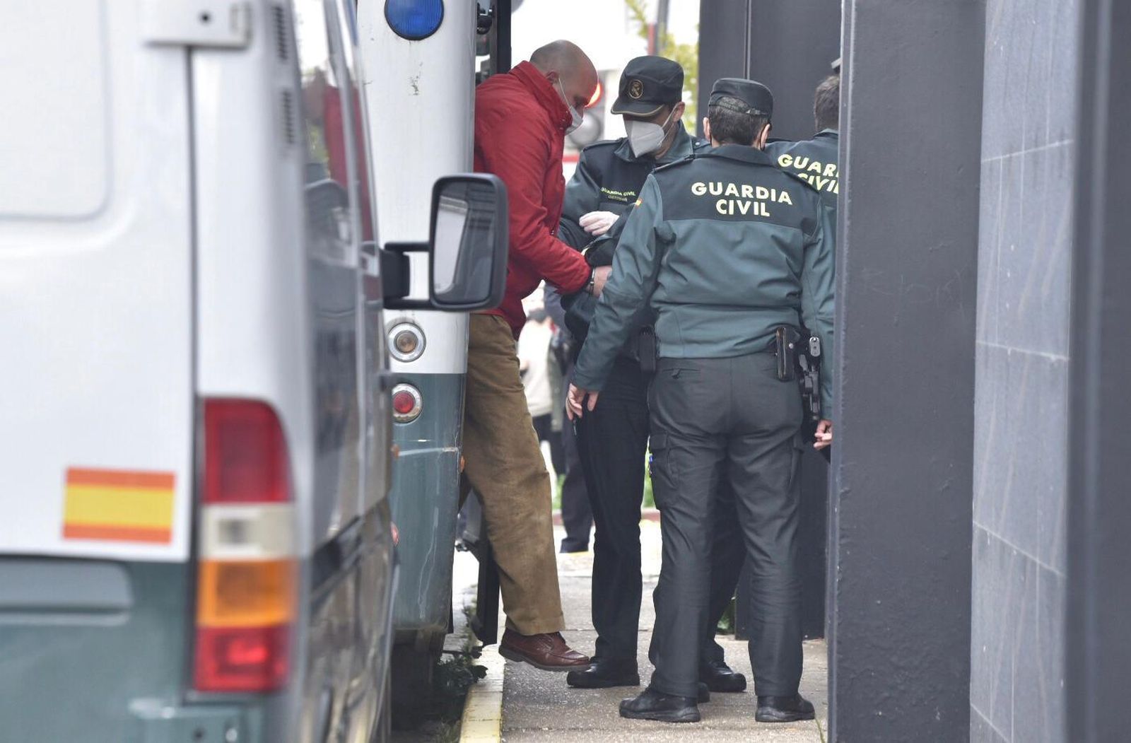 Uno de los detenidos es trasladado a los juzgados de Coria del Río, este jueves.