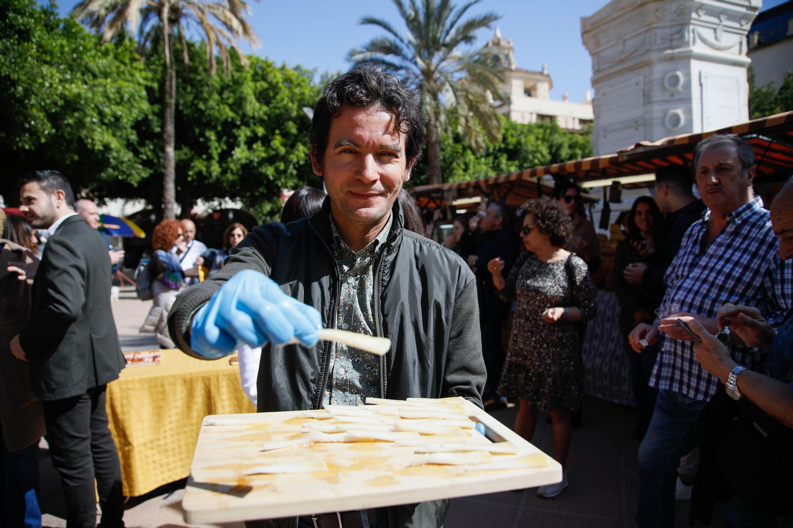 Un artesano quesero muestra su producto en la Plaza Vieja