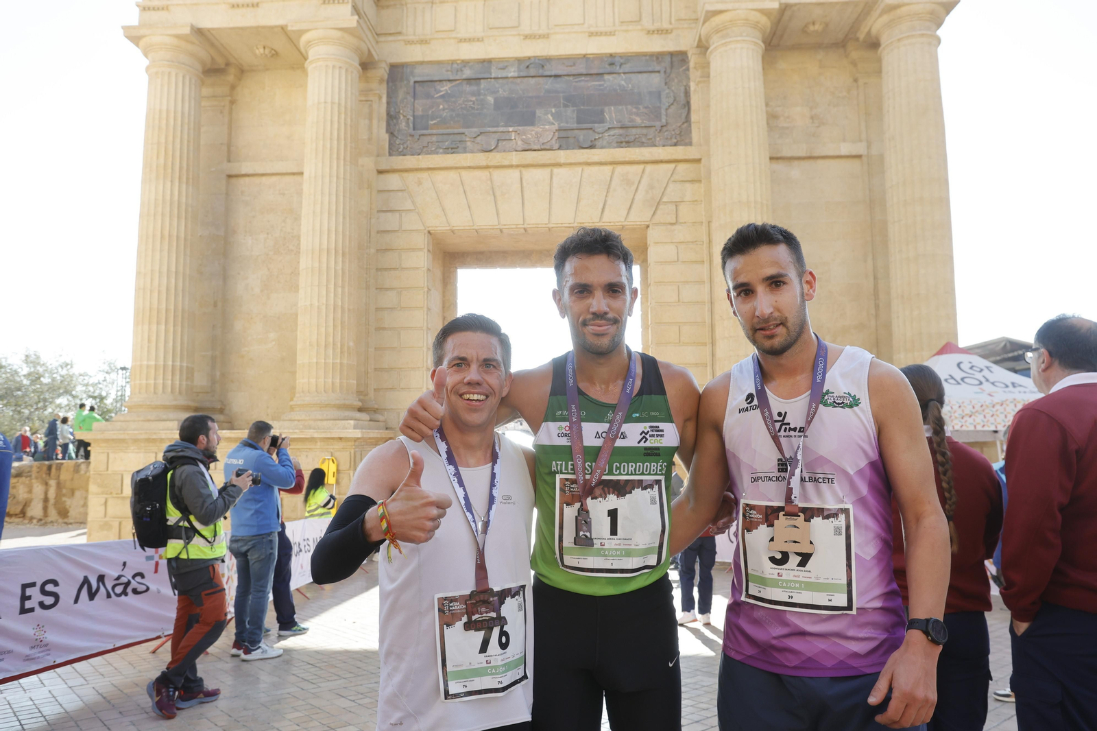Media Maratón de Córdoba 2023: La gloria de cruzar la Puerta del Puente, en imágenes