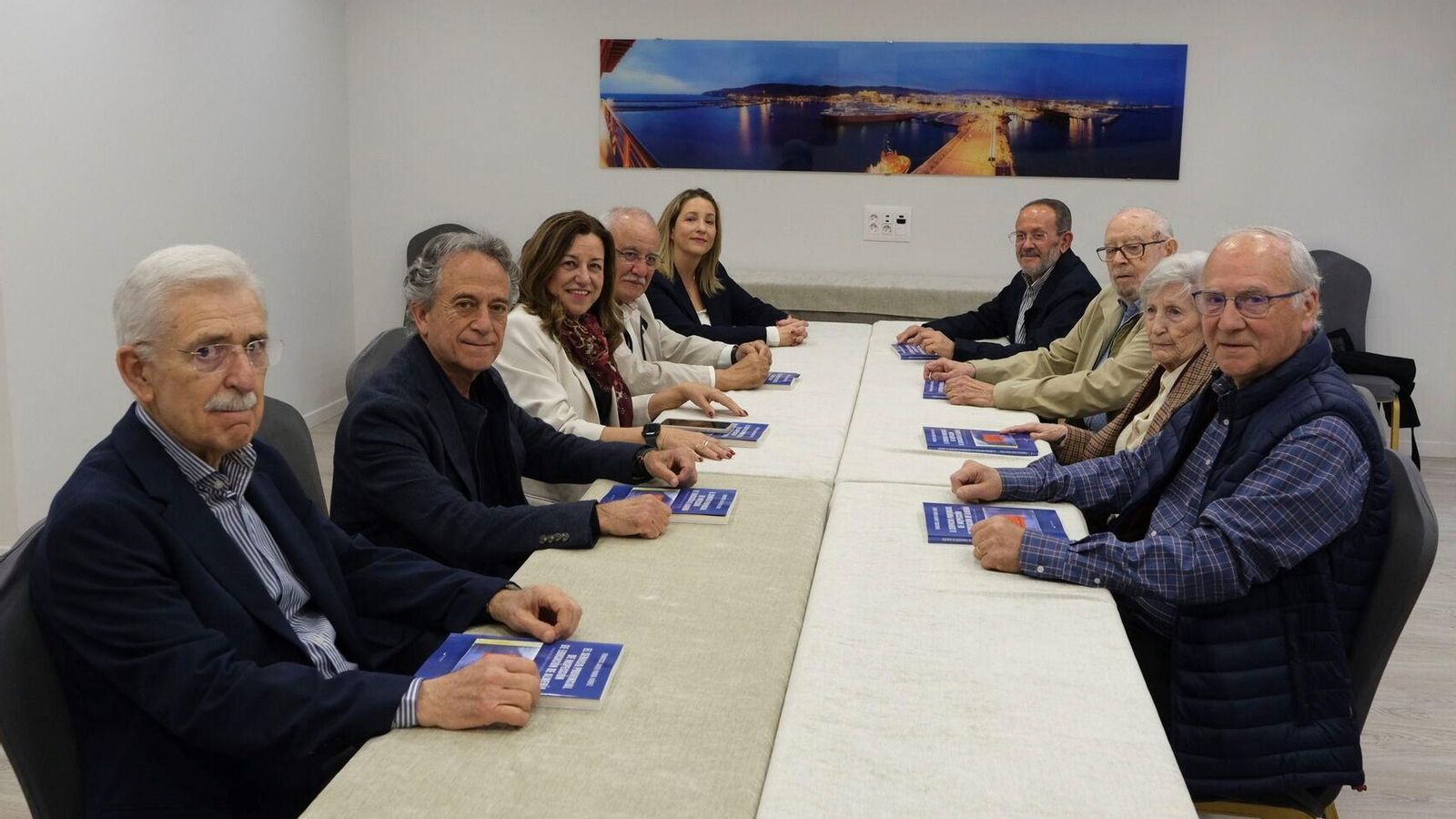 Diario de Almería ha sido testigo del encuentro del autor con el resto de inspectores que han pasado por el departamento y que protagonizan la historia (la cita tuvo lugar el viernes por la tarde en el Hotel Costasol de la capital).