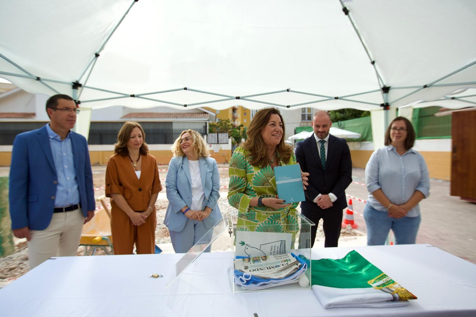 El acto de colocación de la primera piedra con el depósito de prensa del día en una urna.